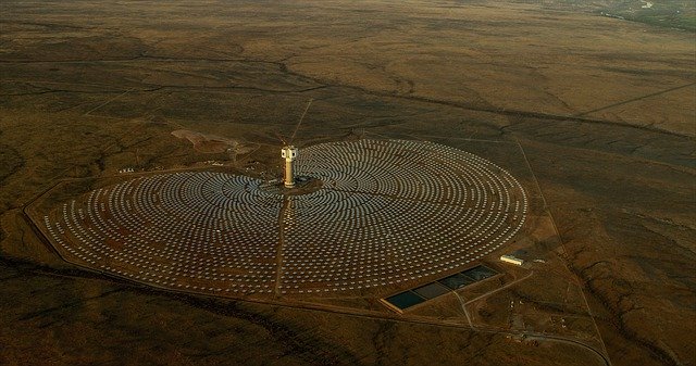 EDF et le chinois Jinko vont construire la centrale solaire la plus  puissante au monde à Abu Dhabi